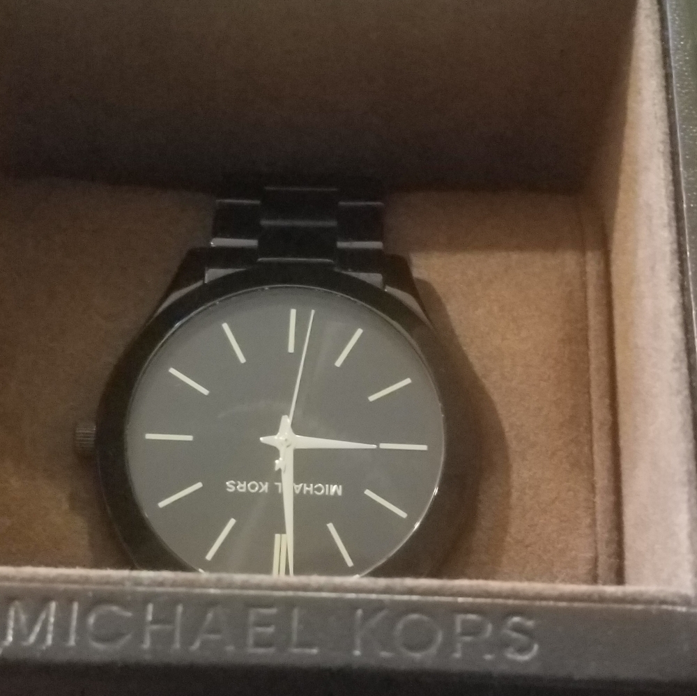 women watch - Picture 2 of 5
